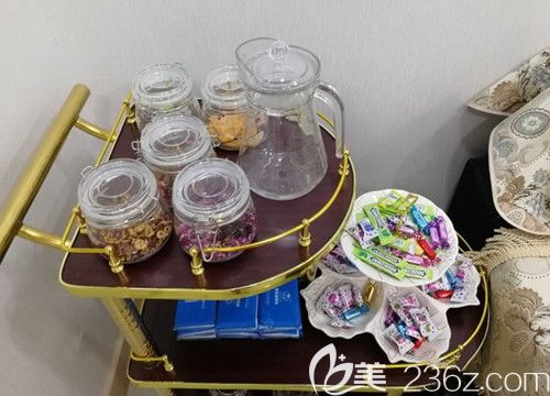 在休息区提供了茶点