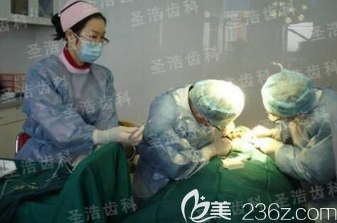 深圳圣浩齿科黄鹤明医生在种植牙手术中